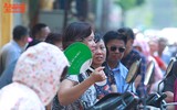 Chờ con thi, bố mẹ đợi trong nắng nóng 37 độ C